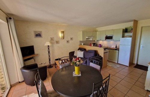 Gordes House | Bastidon*, on one level, with private garden, view of the Lubéron, swimming pool.
