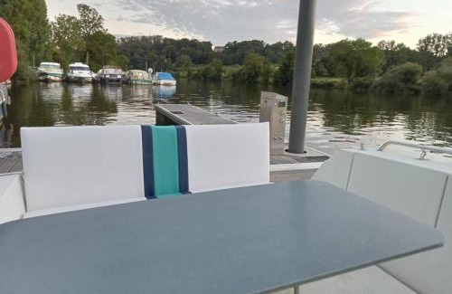 Entrammes Boat Rental | Bateau-gîte sur le halage de la Mayenne