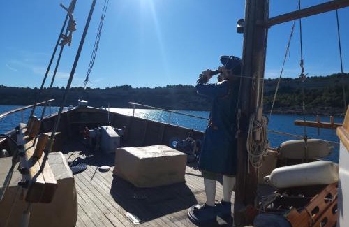 Crespinet Boat Rental | Bateau pirate