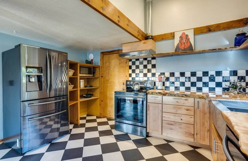 Waldport House | Bay and Horizon Views! Dog Friendly! Crabbing and Fishing Close By!