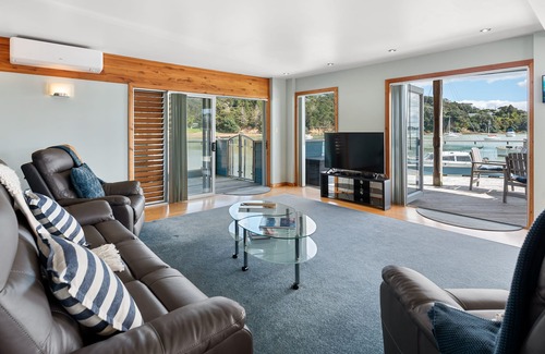 Opua Apartment | Bay of Islands On The Water Apartment -The Landing