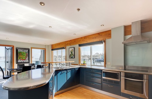 Opua Apartment | Bay of Islands On The Water Apartment -The Landing