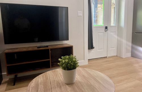 Bluewater Apartment | Bayfield Retreat 15min From Grand Bend Pool Hot Tub Full Kitchens 8