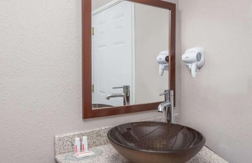 Delavan Hotel | Baymont by Wyndham Delavan Near Lake Geneva