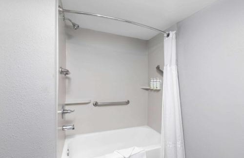Tillmans Corner Hotel | Baymont by Wyndham Mobile/Tillmans Corner