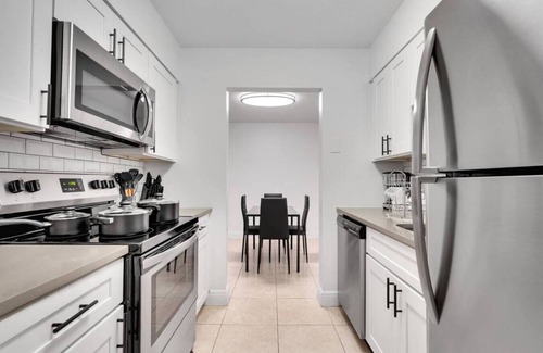 SoHo Apartment | Bayshore Charm | Pool, Gym & Free Parking & more!