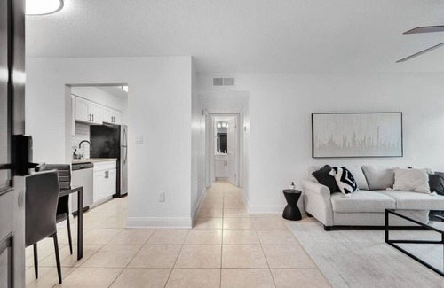 SoHo Apartment | Bayshore Charm | Pool, Gym & Free Parking & more!