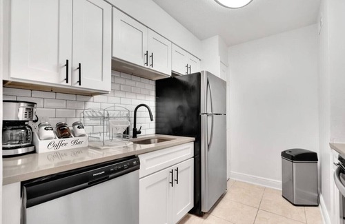 SoHo Apartment | Bayshore Charm | Pool, Gym & Free Parking & more!