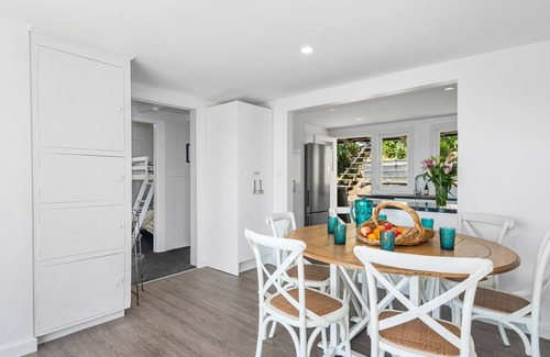 Tahunanui House | Bayview Bungalow - Nelson Holiday Home