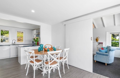 Tahunanui House | Bayview Bungalow - Nelson Holiday Home