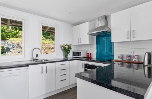 Tahunanui House | Bayview Bungalow - Nelson Holiday Home