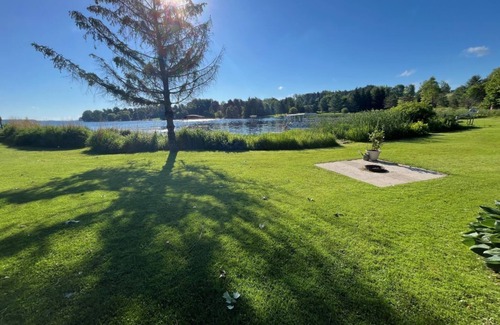 Rideau Lakes Cottage | Bayview Cottage Lakeside living at this cozy Westport Cottage.