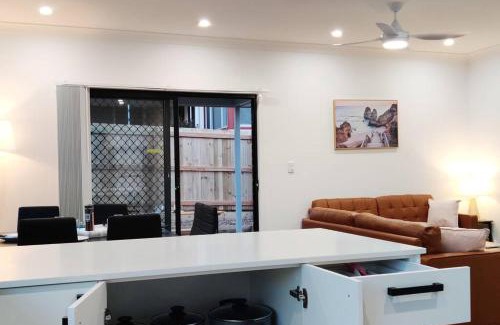 Cleveland House | BAYWATER RETREAT- WALK TO WATER - QUIET STREET - CENTRAL TO BRISBANE CITY GOLD COAST AND SUNSHINE COASt!