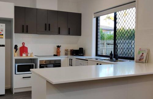 Cleveland House | BAYWATER RETREAT- WALK TO WATER - QUIET STREET - CENTRAL TO BRISBANE CITY GOLD COAST AND SUNSHINE COASt!