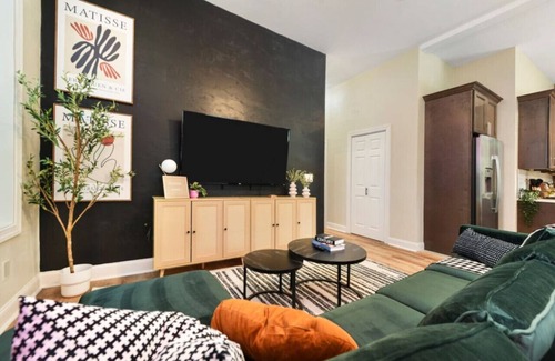 Point Breeze North Apartment | BBQ+Netflix+9Bedrooms+Free Parking Near Bakery Sq.