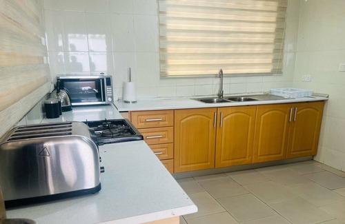 Oyibi House | Be Cosy in a Fantastic 4 bed Home, sleeps 8 guests