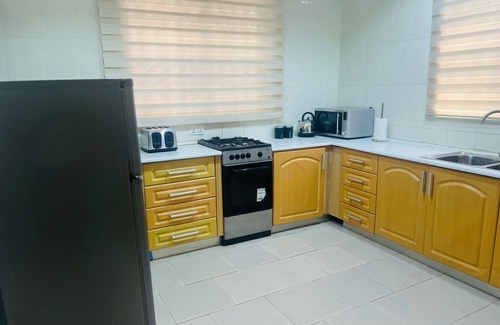 Oyibi House | Be Cosy in a Fantastic 4 bed Home, sleeps 8 guests