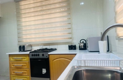 Oyibi House | Be Cosy in a Fantastic 4 bed Home, sleeps 8 guests