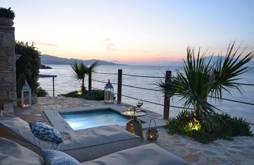 Amoudi Apartment | Beach Apartment Antonia with Sea View & Outdoor Jetted Tub
