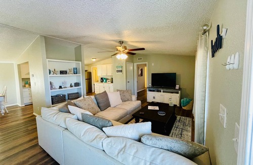 Mead House | "Beach Break" less than 10 minutes from Lake Texoma and Choctaw Casino
