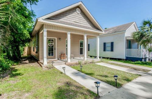 South Pensacola House | Beach Flow Bungalow-Mins to Downtown-Dining-Base