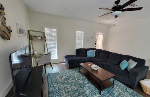 South Pensacola House | Beach Flow Bungalow-Mins to Downtown-Dining-Base