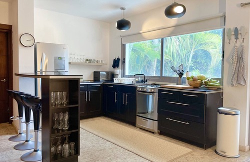 La Iglesia House | BEACH FRONT 3 Bedroom Villa with private Pool Sleeps 7