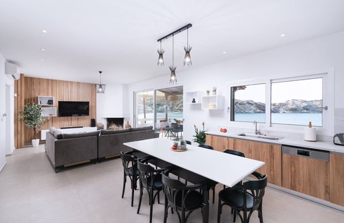 Lygaria Apartment | Beach front apartment with swimming pool ideal for families
