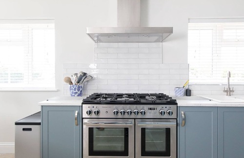 East Wittering House | Beach house for 10 with hot tub & garden