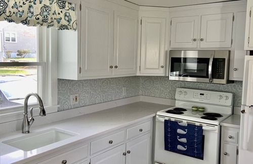 Niantic House | Beach Ready 3-bdrm house, Short Walk to Private Beach and Park, Lots of Parking