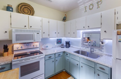 Isle of Palms Condo | Beach Vibes #204 Beautiful 1 BD + Sleeper Sofa, Pool, 4 Min Walk to Beach