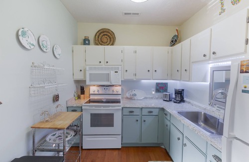 Isle of Palms Condo | Beach Vibes #204 Beautiful 1 BD + Sleeper Sofa, Pool, 4 Min Walk to Beach