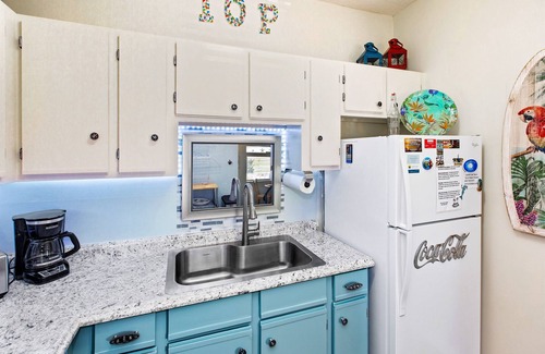 Isle of Palms Condo | Beach Vibes #204 Beautiful 1 BD + Sleeper Sofa, Pool, 4 Min Walk to Beach