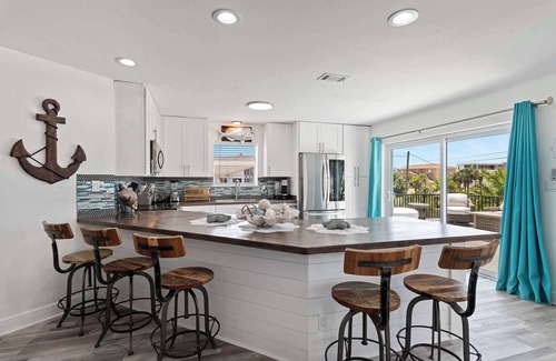 Holiday Isle House | Beach Views, Water Taxi, Pool | The White Pearl