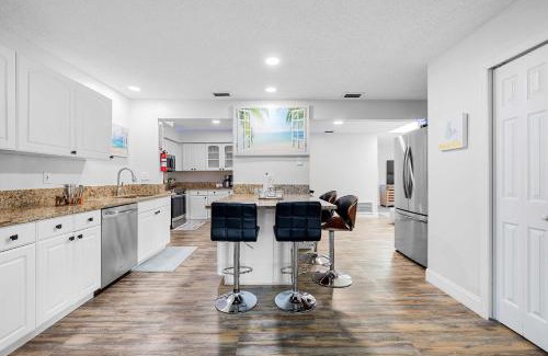 Pinellas Park House | Beach Villa Private pool fire pit 6mi to beach