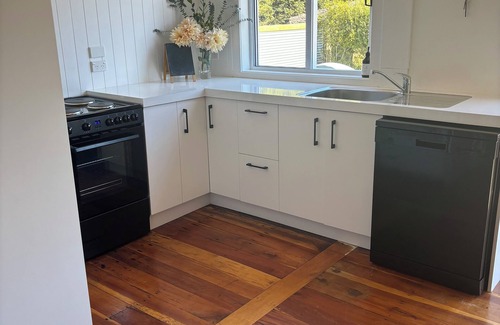Wallingford Cottage | Beach & village a stone throw away! Or a 2min walk to Wallingford Homestead!