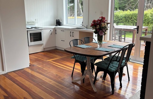 Wallingford Cottage | Beach & village a stone throw away! Or a 2min walk to Wallingford Homestead!