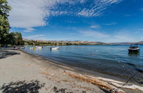 Wapato Point House | Beaches and Breezes on Wapato - 4 Bed 4 Bath Vacation home in Wapato Point