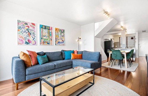 St Kilda West Apartment | Beachfront 2-Bed Apartment with Balcony