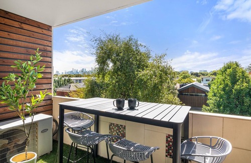 St Kilda West Apartment | Beachfront 2-Bed Apartment with Balcony