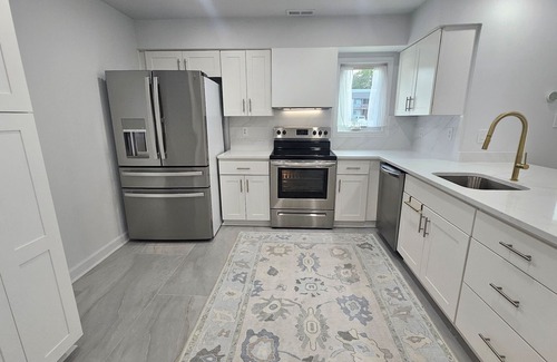 Bayview House | Beachfront 2BD+Den: DirectAccess|FencedYard|DogsOK