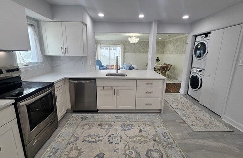Bayview House | Beachfront 2BD+Den: DirectAccess|FencedYard|DogsOK