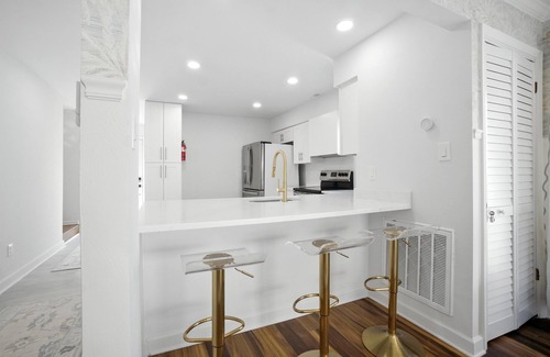 Bayview House | Beachfront 2BD+Den: DirectAccess|FencedYard|DogsOK