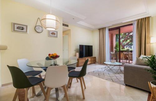 Nikki Beach Apartment | Beachfront, 3pools, King Bed, Free Gymparking