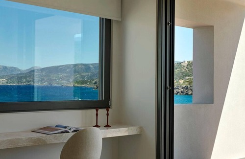 Ammoudara Villa | Beachfront 6 bedroom villa with a heated pool