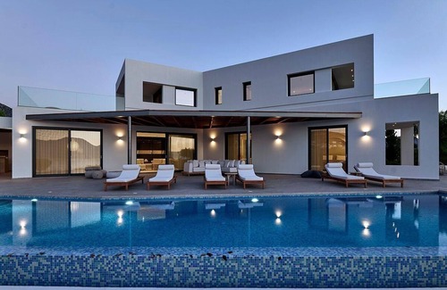 Ammoudara Villa | Beachfront 6 bedroom villa with a heated pool