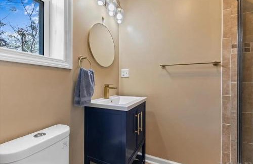 East Shore Apartment | Beachfront Apartment - 8 min from downtown