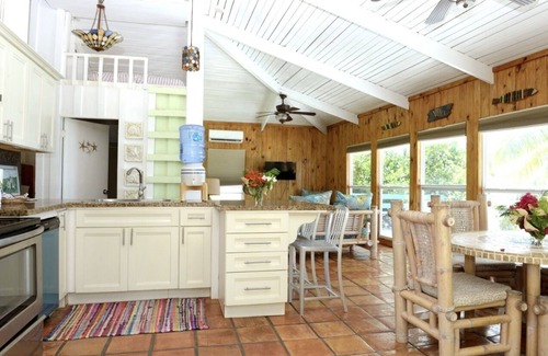 Port Howe House | BEACHFRONT Banana Wind Cottage