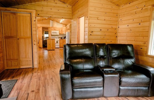 Sekiu Cabin | Beachfront Cabin – Pet-Friendly Romantic Escape w/Views & Huge Deck
