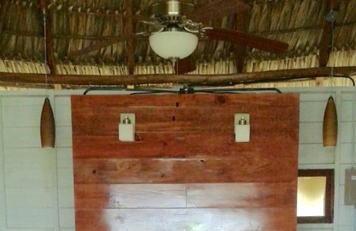 Leon Cottage | Beachfront Cozy Cabana for two